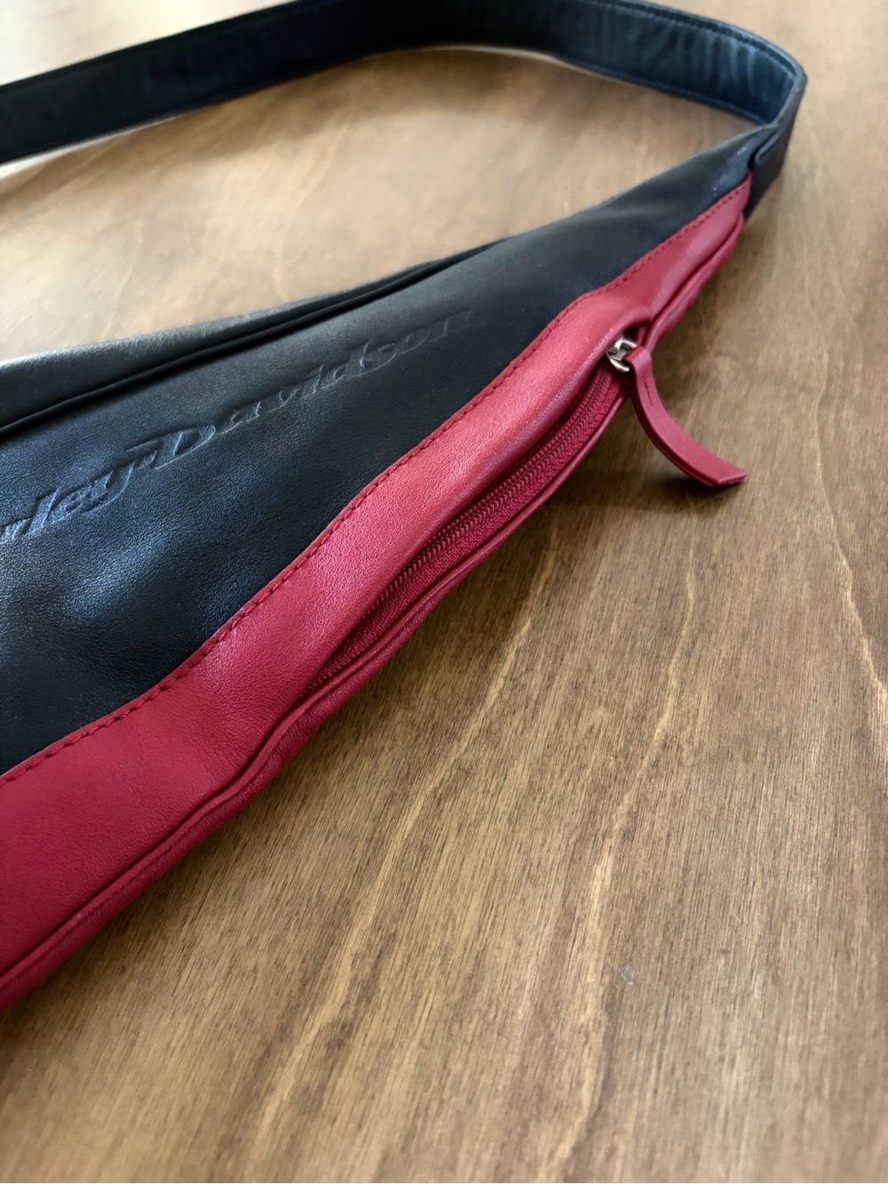 Vintage Harley-Davidson Black and Red Crescent Shoulder Bag - Picture 3 of 6